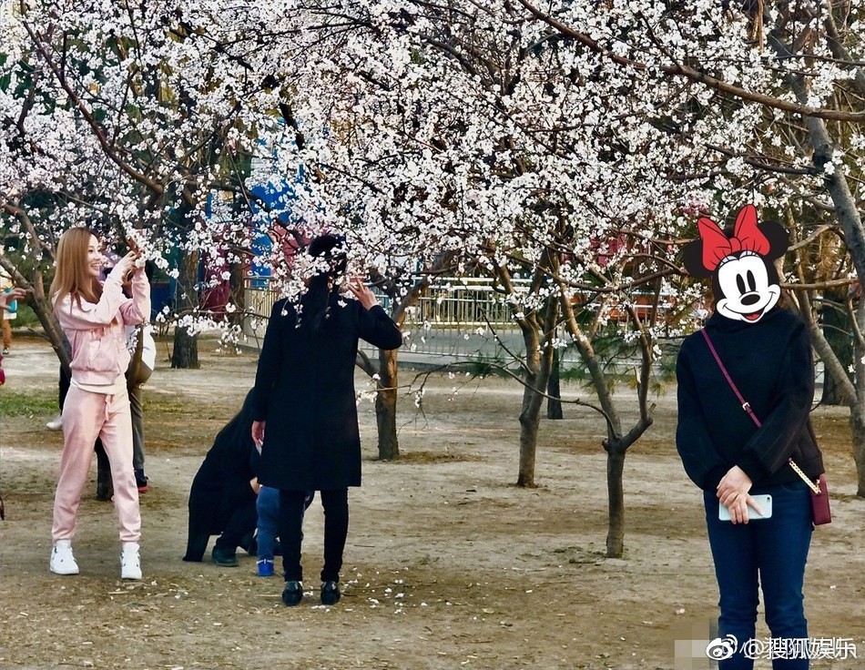 Trong khi Giả N&atilde;i Lượng gầy rộc v&igrave; l&agrave;m việc kh&ocirc;ng ngừng nghỉ, L&yacute; Tiểu Lộ ng&agrave;y qua ng&agrave;y dẫn con đi chơi - Ảnh 9.