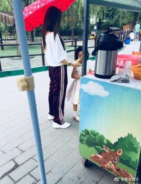 Trong khi Giả N&atilde;i Lượng gầy rộc v&igrave; l&agrave;m việc kh&ocirc;ng ngừng nghỉ, L&yacute; Tiểu Lộ ng&agrave;y qua ng&agrave;y dẫn con đi chơi - Ảnh 10.