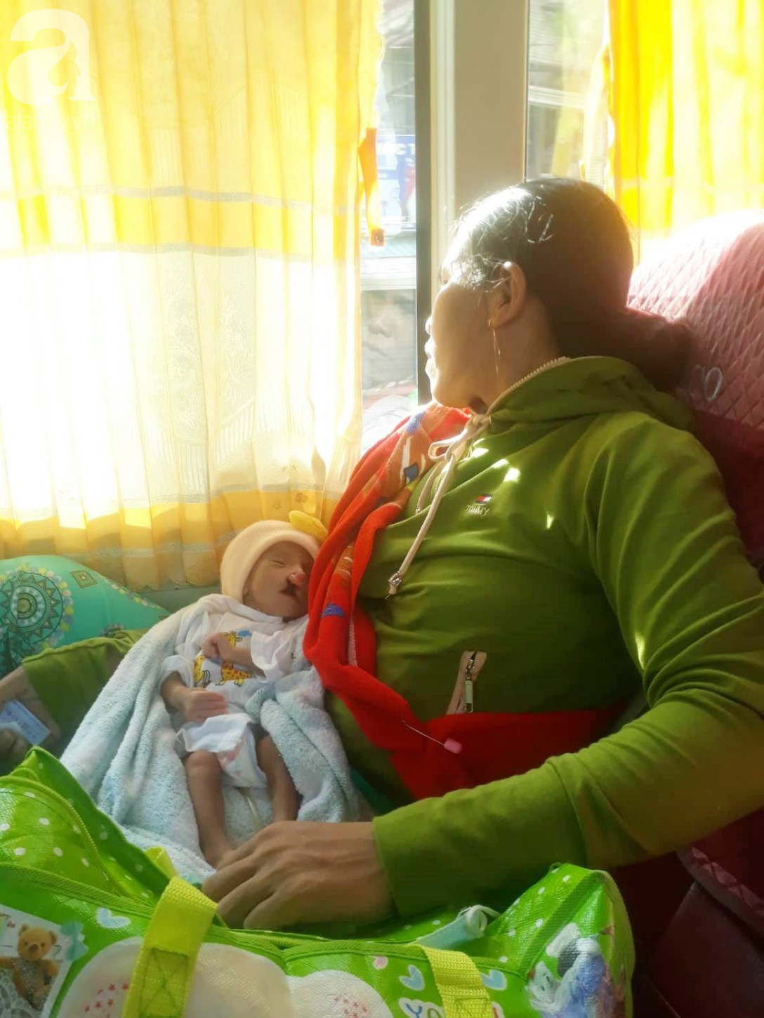 Xót cảnh bé trai 2 tháng tuổi bị suy dinh dưỡng, nặng chỉ 2 ký mà mẹ nghèo không đủ tiền để đưa lên Sài Gòn chữa bệnh - Ảnh 2.