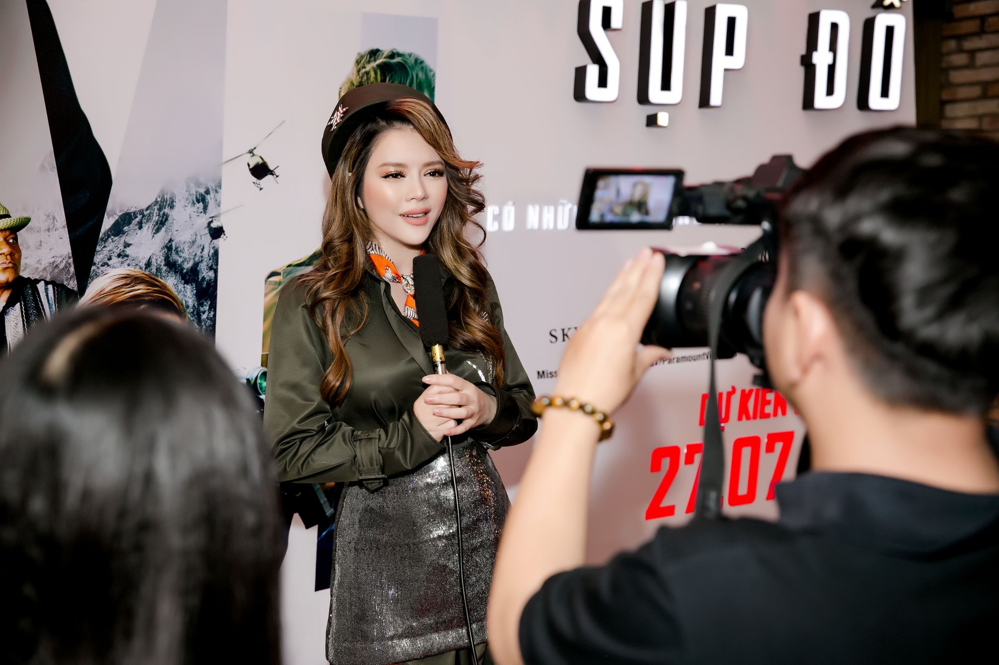 Mọi &aacute;nh mắt đều đổ dồn v&agrave;o L&yacute; Nh&atilde; Kỳ khi c&ocirc; diện style si&ecirc;u lạ, đeo t&uacute;i h&igrave;nh... t&ecirc;n lửa đi sự kiện - Ảnh 5.