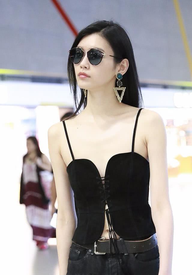 Ngực l&eacute;p kẹp phẳng l&igrave;, Ming Xi vẫn si&ecirc;u tự tin với &aacute;o hai d&acirc;y kiểu c&aacute;ch - Ảnh 3.