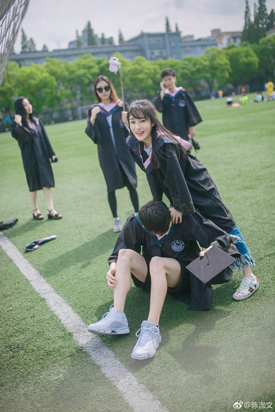 Ngắm d&agrave;n nữ sinh xinh xắn n&agrave;y bạn sẽ hiểu v&igrave; sao đời người ai cũng n&ecirc;n 1 lần kho&aacute;c tấm &aacute;o cử nh&acirc;n - Ảnh 10.