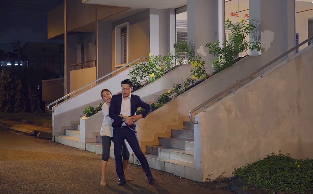 Gạo Nếp Gạo Tẻ: H&oacute;a ra năm xưa Hương cũng v&igrave; hy sinh cho em g&aacute;i rồi mới quen biết g&atilde; chồng bội bạc - Ảnh 12.