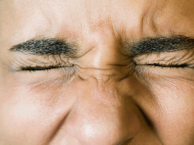 Tới gặp bác sĩ ngay nếu bạn bị đau mắt kèm theo những triệu chứng này - Ảnh 2.