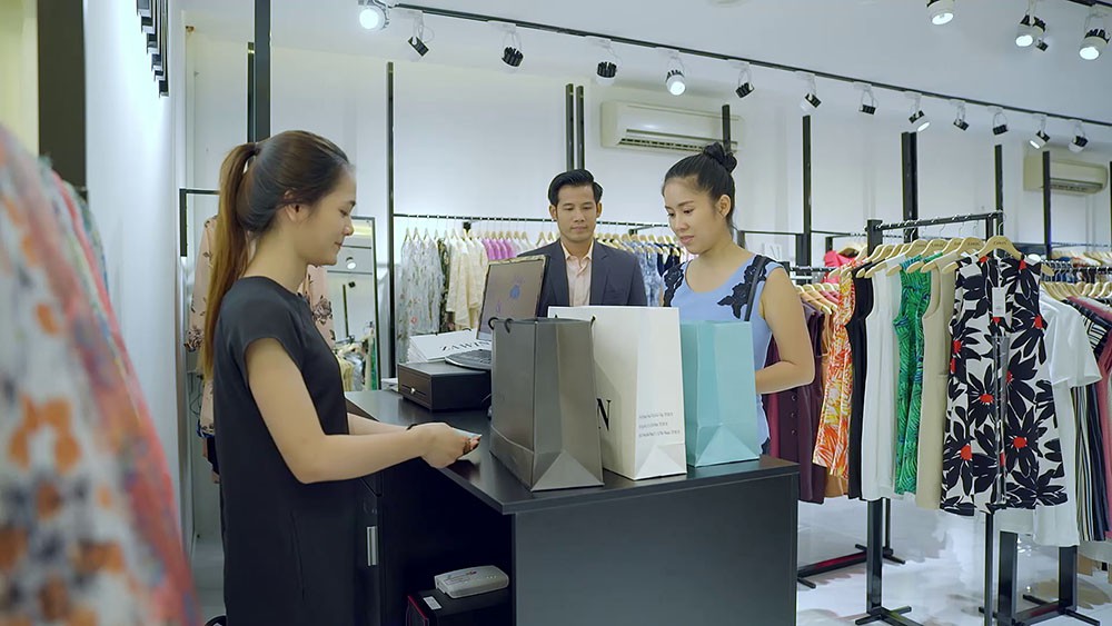 Gạo Nếp Gạo Tẻ: Tỉnh ngộ sau khi bị chồng phụ bạc, Hương r&uacute;t cả chục triệu c&ugrave;ng gi&aacute;m đốc đẹp trai đi shopping - Ảnh 2.