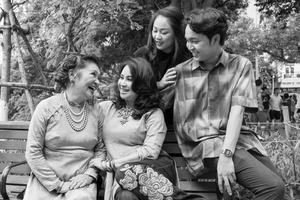 Mẹ ruột diva Thanh Lam đẹp sang trọng bên con gái và hai cháu ngoại trong bộ ảnh "Ba thế hệ"