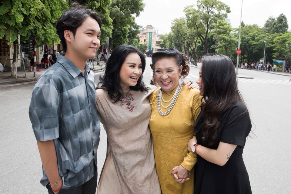Hai con của Thanh Lam lớn bổng bên mẹ và bà ngoại trong bộ ảnh Ba thế hệ - Ảnh 3.