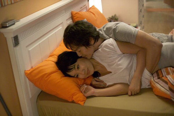 Về nh&agrave; ngoại ở cữ bị c&aacute;ch ly, đ&ocirc;i vợ chồng trẻ nghĩ kế đặt chu&ocirc;ng b&aacute;o thức, hẹn nhau 4 giờ s&aacute;ng dậy h&agrave;nh sự - Ảnh 2.