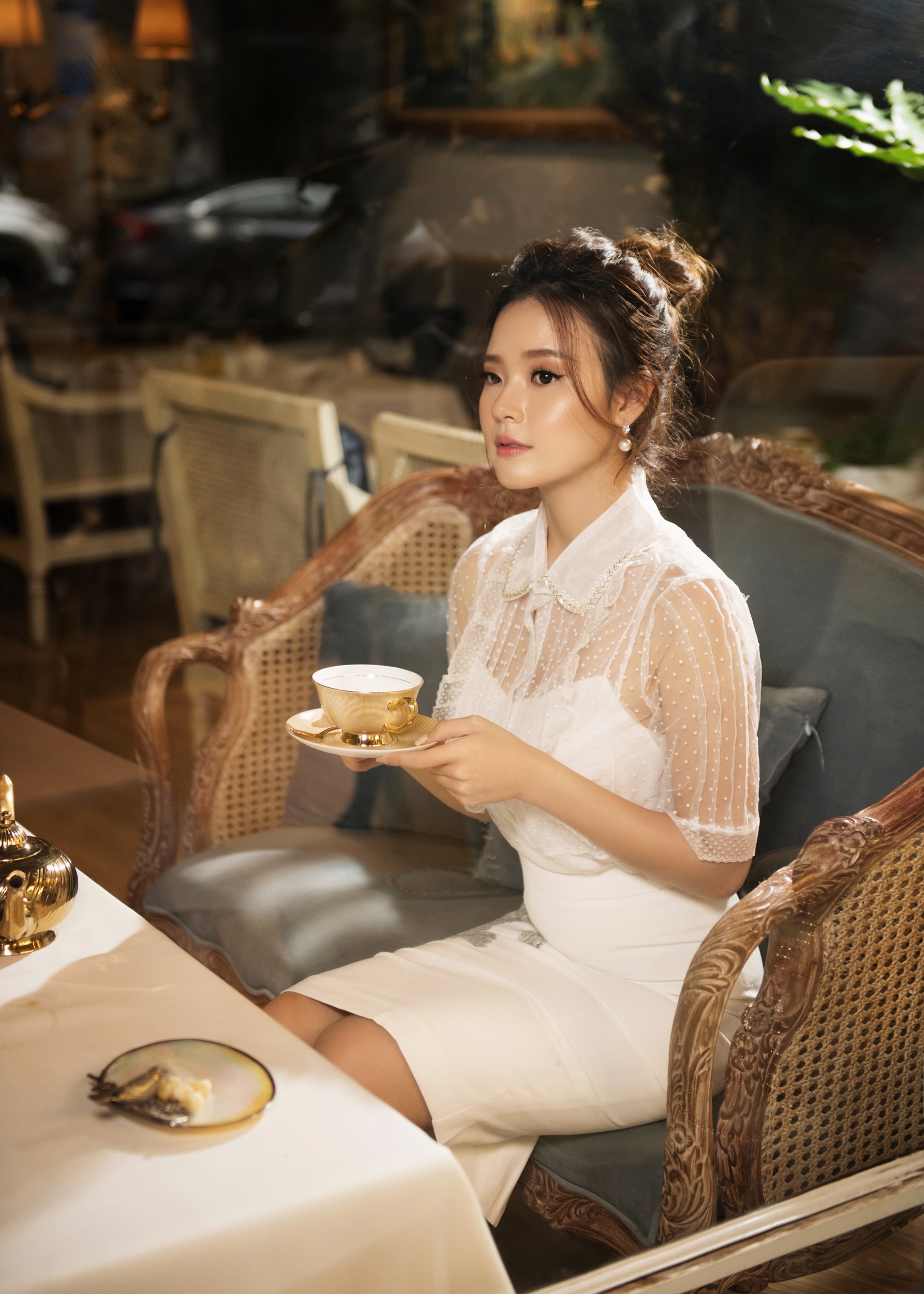 Quý phái bên tách trà chiều, Midu hóa quý cô mơ mộng - Ảnh 9. Quý phái bên tách trà chiều, Midu hóa quý cô mơ mộng - Ảnh 9.