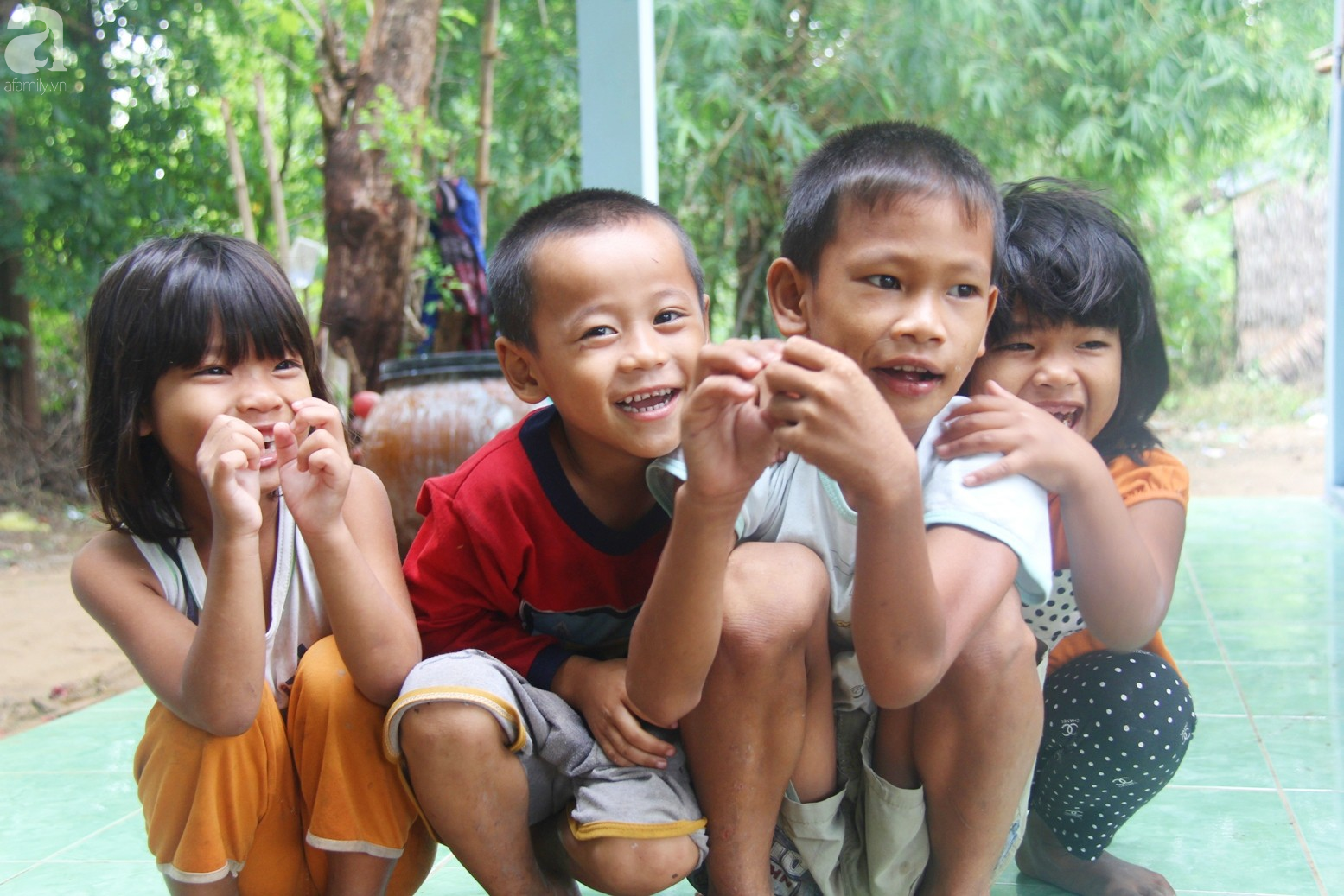 Sau 3 th&aacute;ng, ph&eacute;p m&agrave;u đ&atilde; đến với 7 đứa trẻ sống c&ugrave;ng mẹ khờ v&agrave; b&agrave; ngoại bệnh tật - Ảnh 1.