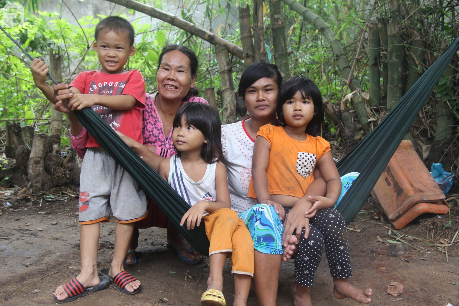 Sau 3 th&aacute;ng, ph&eacute;p m&agrave;u đ&atilde; đến với 7 đứa trẻ sống c&ugrave;ng mẹ khờ v&agrave; b&agrave; ngoại bệnh tật - Ảnh 3.