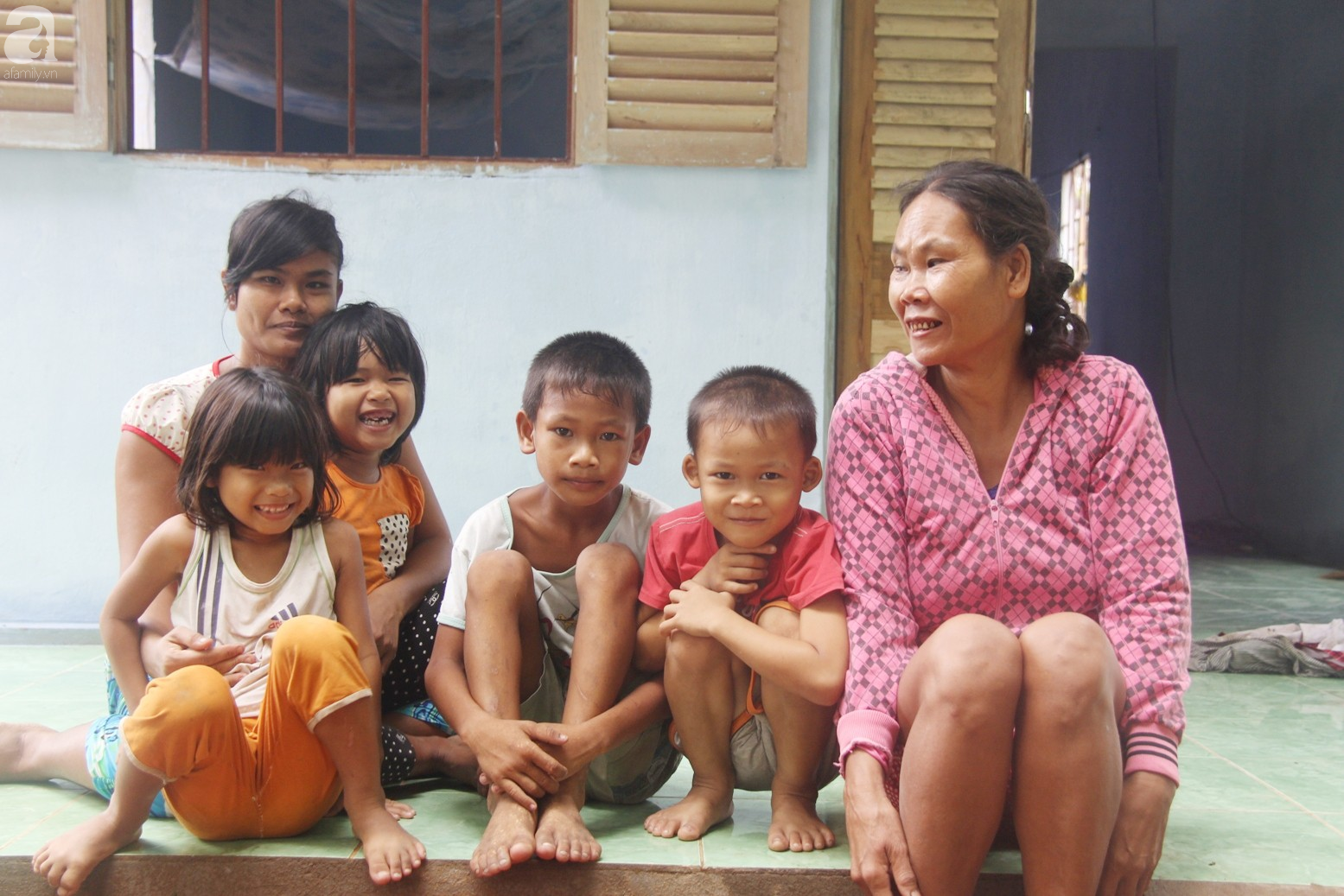 Sau 3 th&aacute;ng, ph&eacute;p m&agrave;u đ&atilde; đến với 7 đứa trẻ sống c&ugrave;ng mẹ khờ v&agrave; b&agrave; ngoại bệnh tật - Ảnh 2.