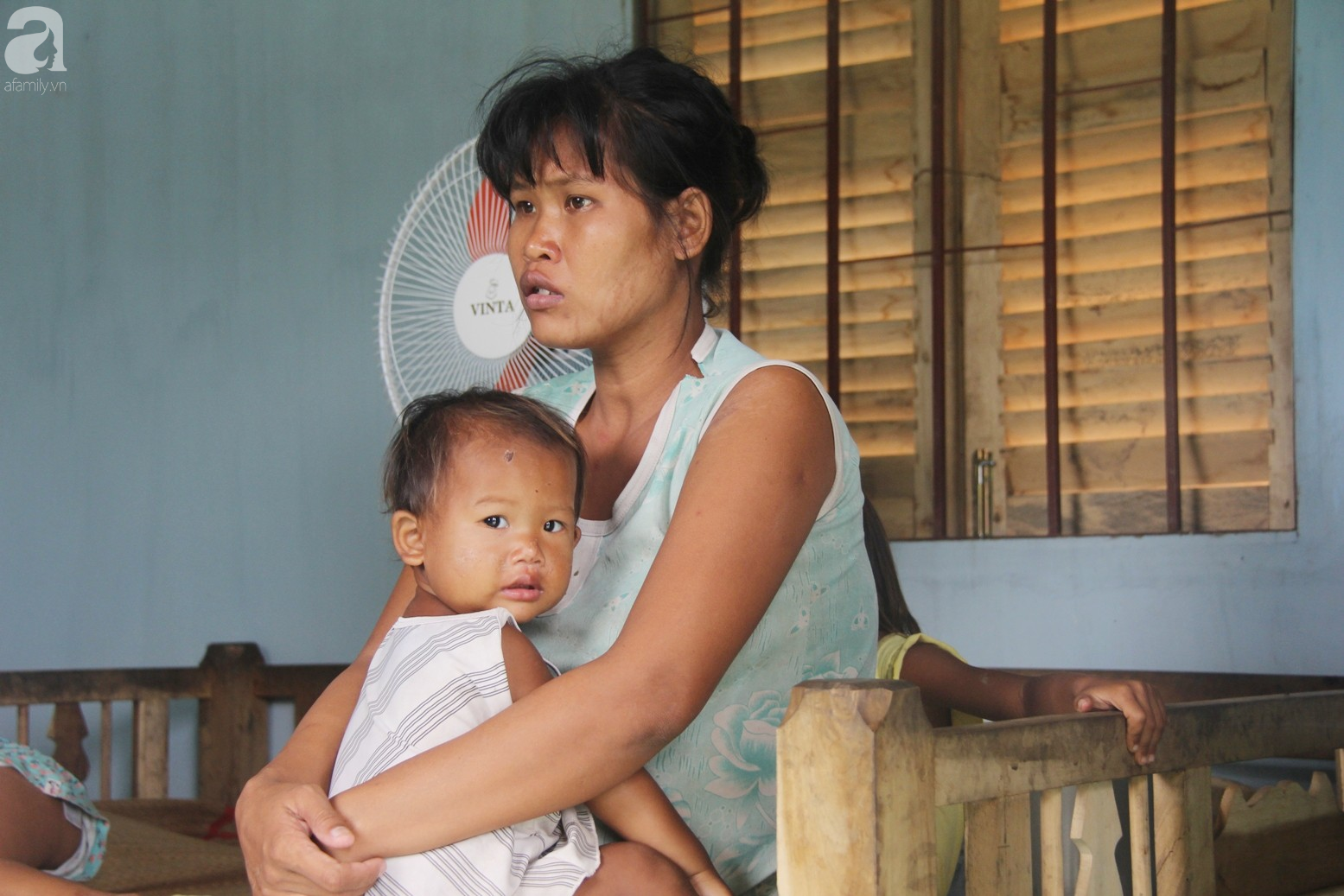 Sau 3 th&aacute;ng, ph&eacute;p m&agrave;u đ&atilde; đến với 7 đứa trẻ sống c&ugrave;ng mẹ khờ v&agrave; b&agrave; ngoại bệnh tật - Ảnh 9.