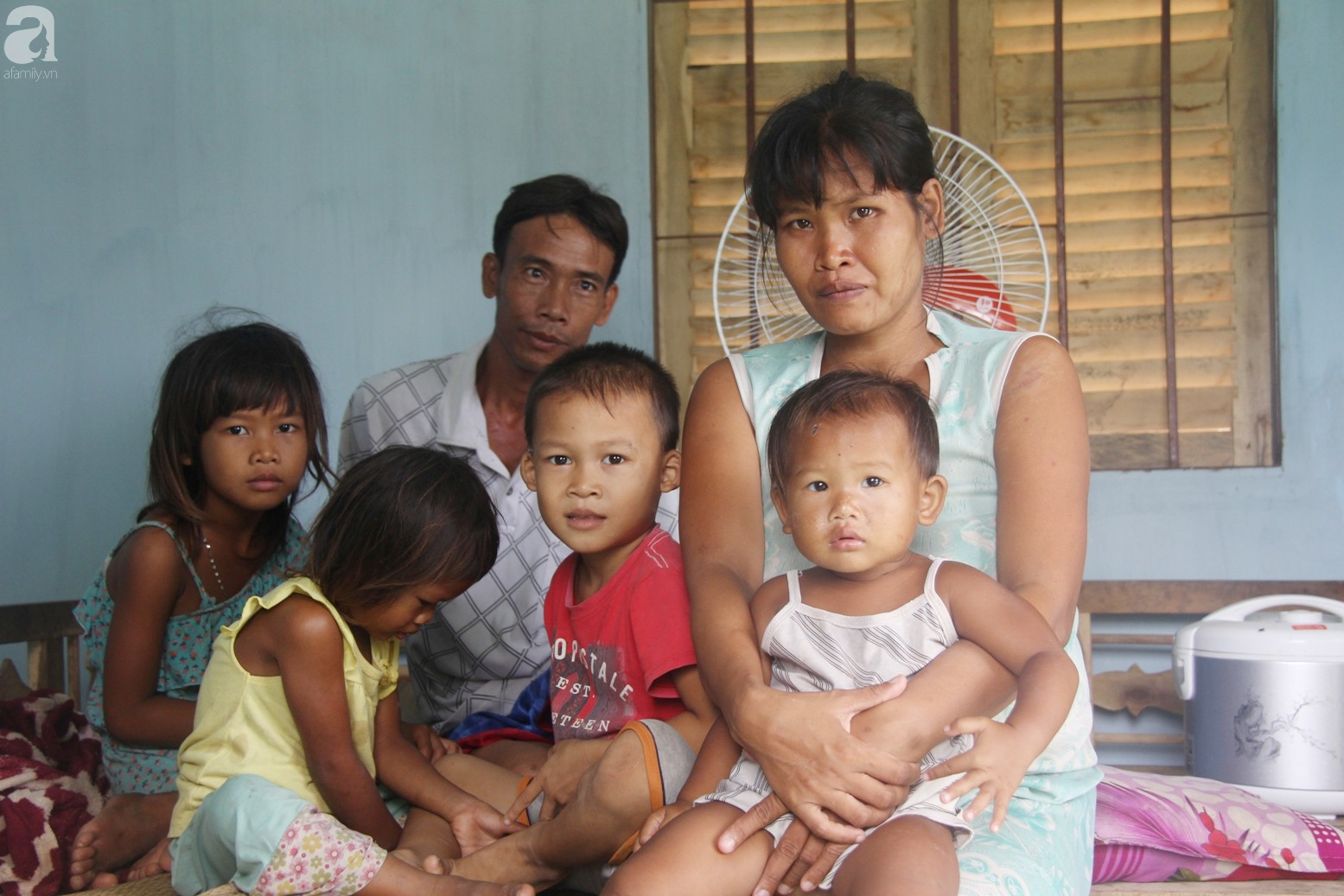 Sau 3 th&aacute;ng, ph&eacute;p m&agrave;u đ&atilde; đến với 7 đứa trẻ sống c&ugrave;ng mẹ khờ v&agrave; b&agrave; ngoại bệnh tật - Ảnh 7.