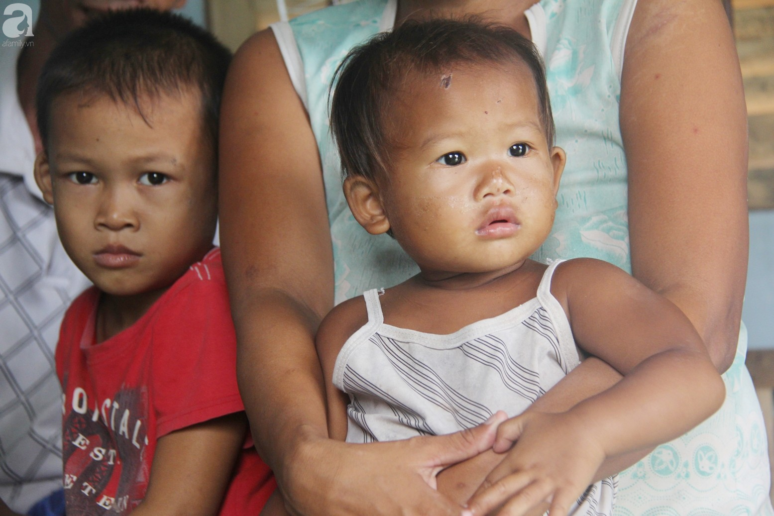 Sau 3 th&aacute;ng, ph&eacute;p m&agrave;u đ&atilde; đến với 7 đứa trẻ sống c&ugrave;ng mẹ khờ v&agrave; b&agrave; ngoại bệnh tật - Ảnh 12.