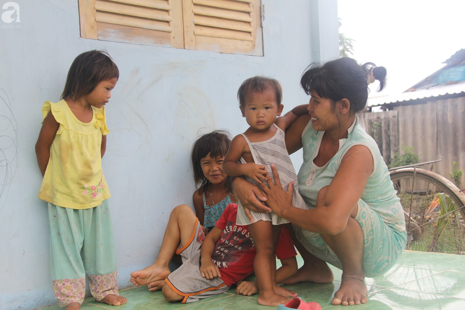 Sau 3 th&aacute;ng, ph&eacute;p m&agrave;u đ&atilde; đến với 7 đứa trẻ sống c&ugrave;ng mẹ khờ v&agrave; b&agrave; ngoại bệnh tật - Ảnh 5.