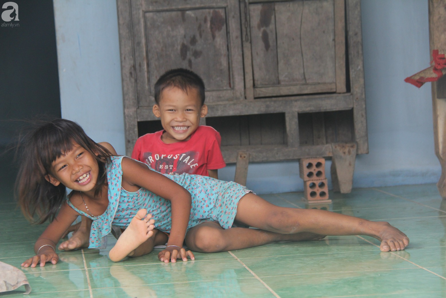 Sau 3 th&aacute;ng, ph&eacute;p m&agrave;u đ&atilde; đến với 7 đứa trẻ sống c&ugrave;ng mẹ khờ v&agrave; b&agrave; ngoại bệnh tật - Ảnh 8.