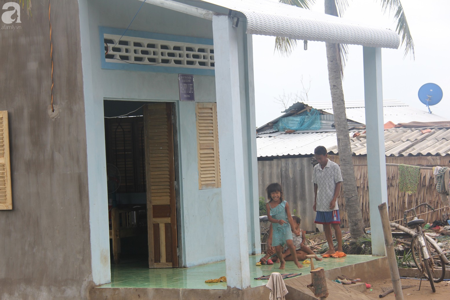 Sau 3 th&aacute;ng, ph&eacute;p m&agrave;u đ&atilde; đến với 7 đứa trẻ sống c&ugrave;ng mẹ khờ v&agrave; b&agrave; ngoại bệnh tật - Ảnh 6.