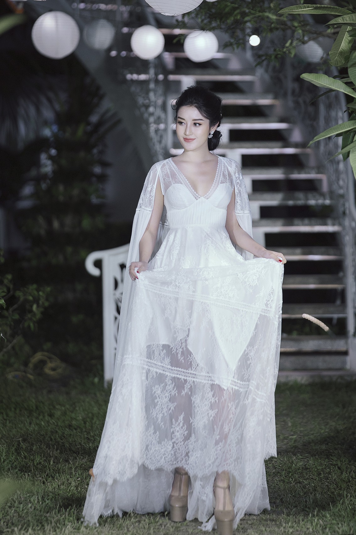 &Aacute; hậu Huyền My l&agrave;m vedette, kết m&agrave;n show diễn ngo&agrave;i trời thơ mộng của NTK Adrian Anh Tuấn - Ảnh 3.