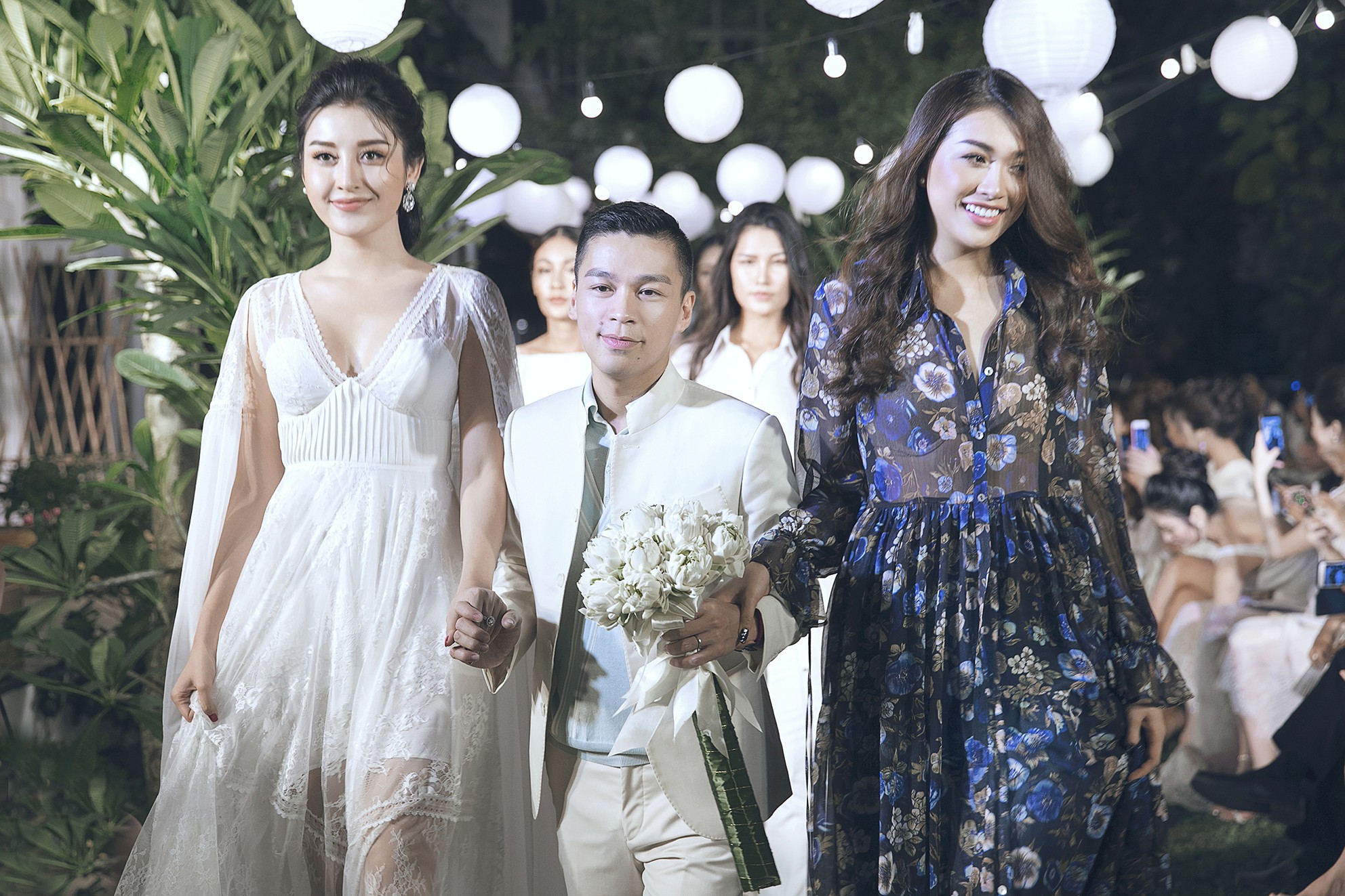 &Aacute; hậu Huyền My l&agrave;m vedette, kết m&agrave;n show diễn ngo&agrave;i trời thơ mộng của NTK Adrian Anh Tuấn - Ảnh 8.