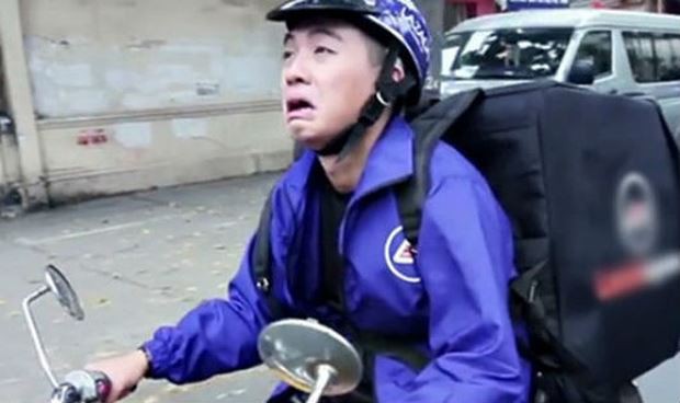 C&ocirc; g&aacute;i đăng đ&agrave;n tố anh shipper đ&atilde; giao h&agrave;ng trễ c&ograve;n mắng m&igrave;nh 1 tr&agrave;ng, ai ngờ d&acirc;n mạng chỉ thấy người đ&acirc;u vừa dễ thương vừa lầy lội - Ảnh 1.