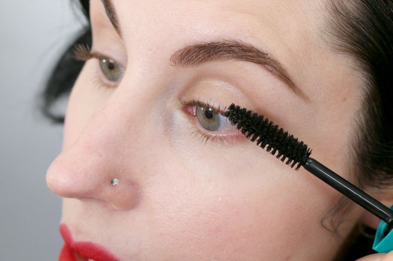 Chỉ cần d&ugrave;ng th&ecirc;m 1 sản phẩm n&agrave;y, bạn sẽ kh&ocirc;ng lo mascara bị nh&ograve;e ngay cả khi mồ h&ocirc;i nhễ nhại  - Ảnh 3.