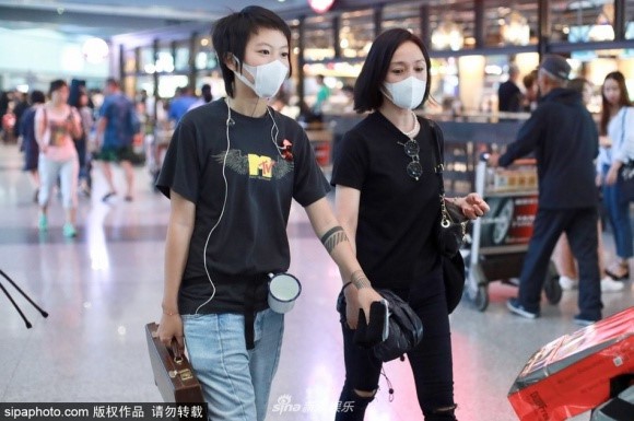 Giữa tin đồn hẹn h&ograve; đồng t&iacute;nh với Ch&acirc;u Tấn, con g&aacute;i Vương Phi đi ăn tối c&ugrave;ng thiếu gia  - Ảnh 2.