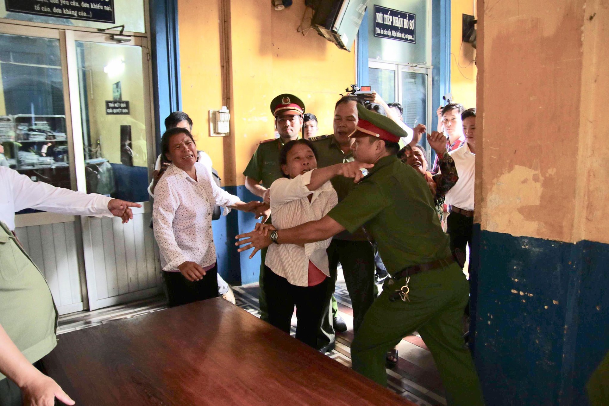 Tử h&igrave;nh kẻ giết chết 5 mạng người tại B&igrave;nh T&acirc;n: Bị c&aacute;o xin lỗi, muốn hiến tạng cho y học, người nh&agrave; nạn nh&acirc;n g&agrave;o kh&oacute;c thảm thiết - Ảnh 11.