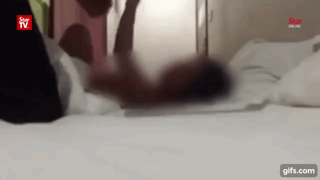 Clip: &Ocirc;ng bố li&ecirc;n tục gi&aacute;ng nắm đấm v&agrave;o người con v&agrave; lời van xin của đứa trẻ Xin đừng đ&aacute;nh con nữa - Ảnh 3.