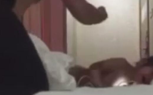 Clip: &Ocirc;ng bố li&ecirc;n tục gi&aacute;ng nắm đấm v&agrave;o người con v&agrave; lời van xin của đứa trẻ Xin đừng đ&aacute;nh con nữa - Ảnh 2.