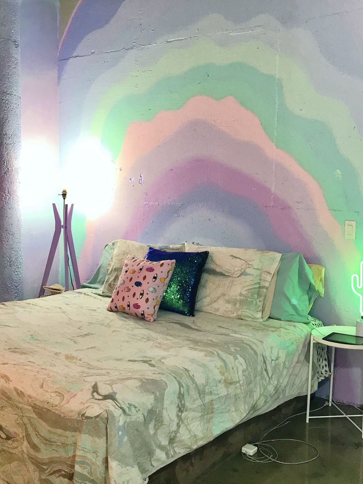 Lấy cầu vồng làm ý tưởng trang trí nhà, căn hộ nhỏ 35m² của cô gái trẻ đang gây sốt trên Instagram - Ảnh 12.