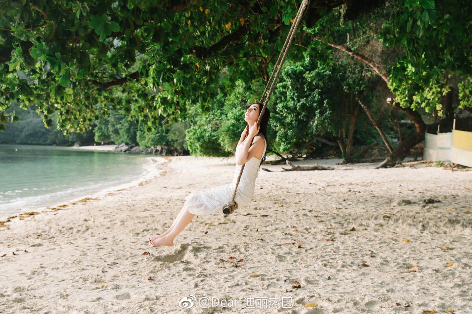 Nữ thần m&ugrave;a h&egrave; Địch Lệ Nhiệt Ba diện v&aacute;y gợi cảm khoe th&acirc;n h&igrave;nh quyến rũ sau ồn &agrave;o m&acirc;u thuẫn với Dương Mịch  - Ảnh 1.