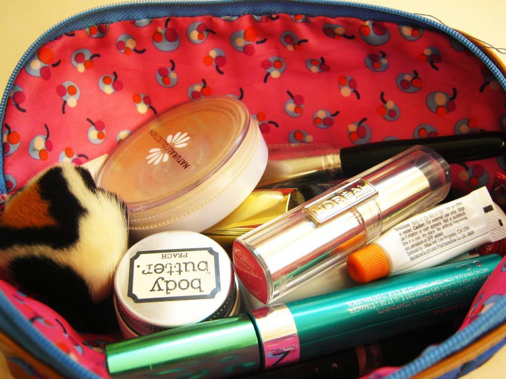 Chỉ vứt nhầm t&uacute;i mỹ phẩm của người y&ecirc;u v&agrave;o th&ugrave;ng r&aacute;c, ch&agrave;ng trai vẫn ngơ ng&aacute;c kh&ocirc;ng hiểu v&igrave; sao bị đ&aacute; thẳng cẳng - Ảnh 2.