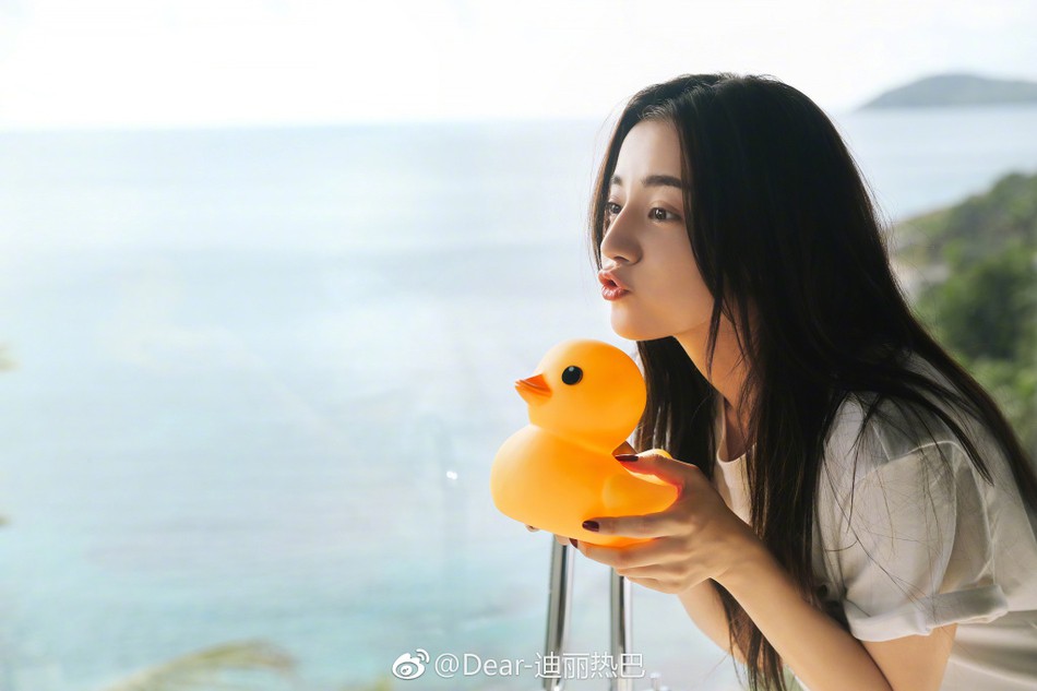 Nữ thần m&ugrave;a h&egrave; Địch Lệ Nhiệt Ba diện v&aacute;y gợi cảm khoe th&acirc;n h&igrave;nh quyến rũ sau ồn &agrave;o m&acirc;u thuẫn với Dương Mịch  - Ảnh 4.