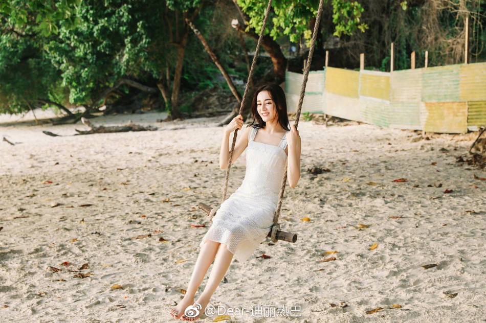 Nữ thần m&ugrave;a h&egrave; Địch Lệ Nhiệt Ba diện v&aacute;y gợi cảm khoe th&acirc;n h&igrave;nh quyến rũ sau ồn &agrave;o m&acirc;u thuẫn với Dương Mịch  - Ảnh 7.