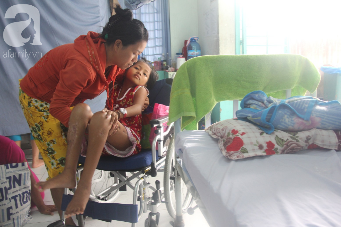 Bị xe t&ocirc;ng liệt nửa người m&agrave; kh&ocirc;ng đủ tiền điều trị, b&eacute; g&aacute;i 8 tuổi chỉ ước được quay về nh&agrave; sống c&ugrave;ng người bố tật nguyền - Ảnh 9.
