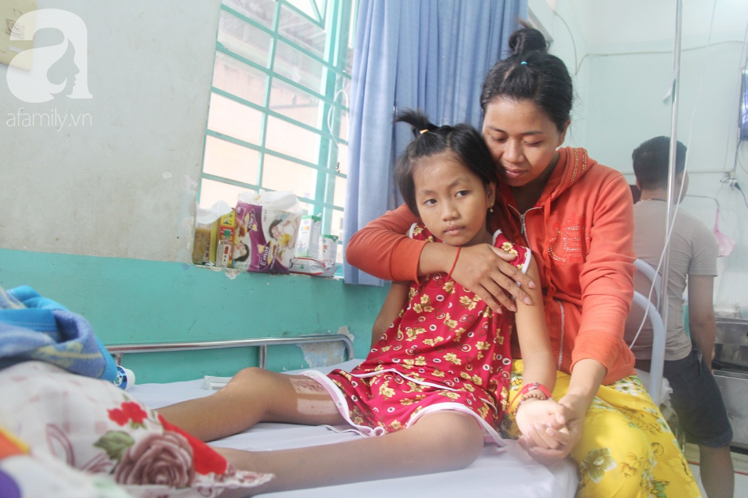 Bị xe t&ocirc;ng liệt nửa người m&agrave; kh&ocirc;ng đủ tiền điều trị, b&eacute; g&aacute;i 8 tuổi chỉ ước được quay về nh&agrave; sống c&ugrave;ng người bố tật nguyền - Ảnh 3.