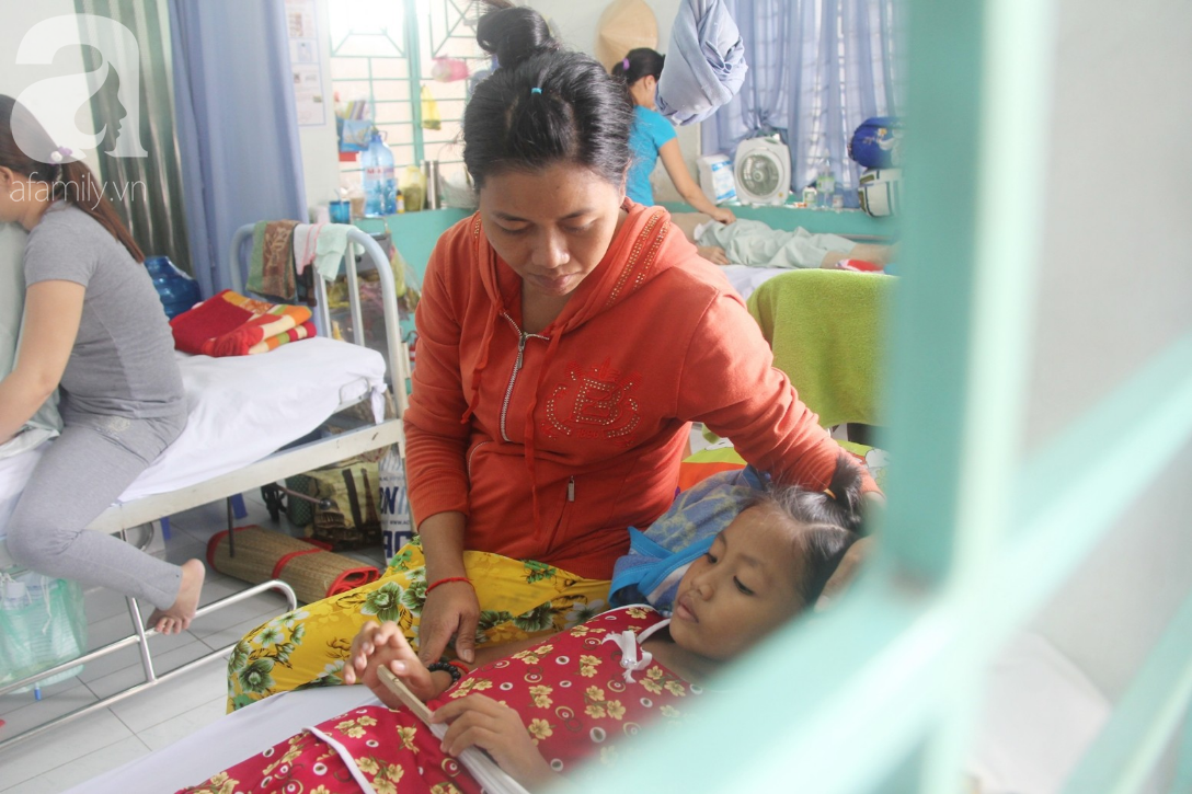 Bị xe t&ocirc;ng liệt nửa người m&agrave; kh&ocirc;ng đủ tiền điều trị, b&eacute; g&aacute;i 8 tuổi chỉ ước được quay về nh&agrave; sống c&ugrave;ng người bố tật nguyền - Ảnh 4.