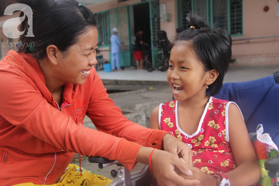 Bị xe t&ocirc;ng liệt nửa người m&agrave; kh&ocirc;ng đủ tiền điều trị, b&eacute; g&aacute;i 8 tuổi chỉ ước được quay về nh&agrave; sống c&ugrave;ng người bố tật nguyền - Ảnh 15.