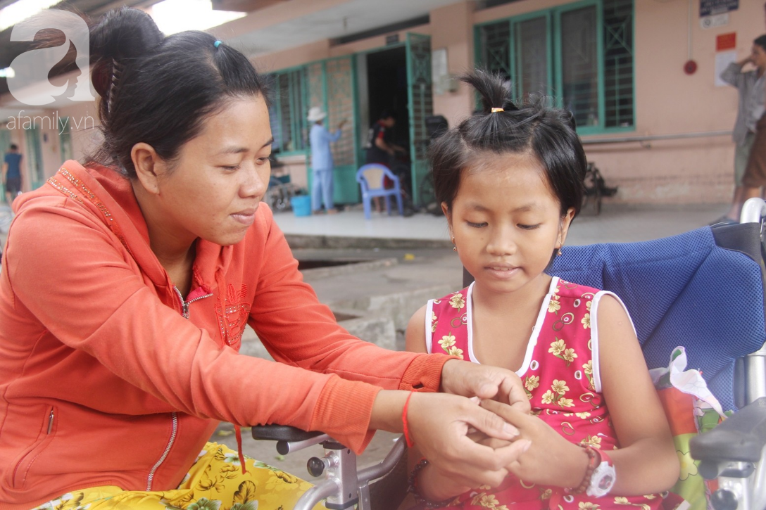 Bị xe t&ocirc;ng liệt nửa người m&agrave; kh&ocirc;ng đủ tiền điều trị, b&eacute; g&aacute;i 8 tuổi chỉ ước được quay về nh&agrave; sống c&ugrave;ng người bố tật nguyền - Ảnh 2.