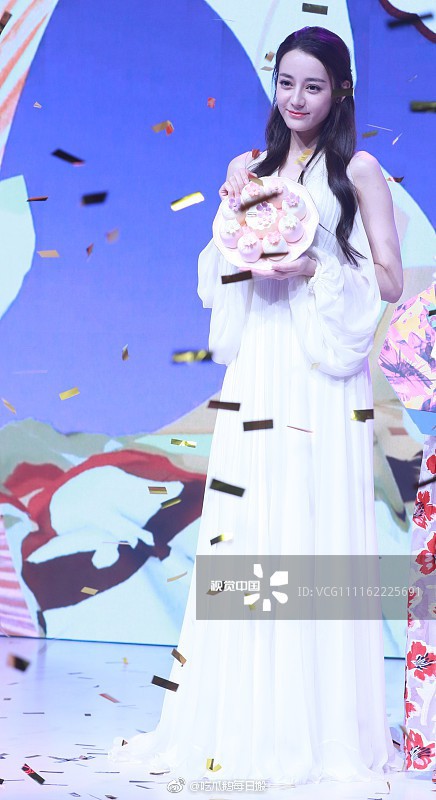 Địch Lệ Nhiệt Ba xuất hiện lung linh tại sự kiện: Vẻ đẹp ti&ecirc;n nữ gi&aacute;ng trần l&agrave; c&oacute; thật! - Ảnh 10.