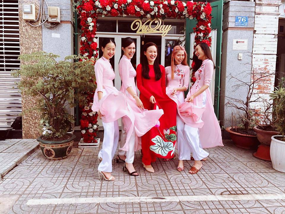 Cậy v&oacute;c d&aacute;ng si&ecirc;u mẫu, Tuyết Lan chẳng cần cao g&oacute;t l&ecirc;nh kh&ecirc;nh vẫn duy&ecirc;n d&aacute;ng trong t&agrave; &aacute;o d&agrave;i ăn hỏi  - Ảnh 5.