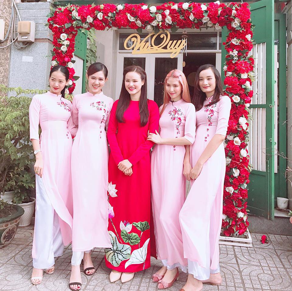 Cậy v&oacute;c d&aacute;ng si&ecirc;u mẫu, Tuyết Lan chẳng cần cao g&oacute;t l&ecirc;nh kh&ecirc;nh vẫn duy&ecirc;n d&aacute;ng trong t&agrave; &aacute;o d&agrave;i ăn hỏi  - Ảnh 4.