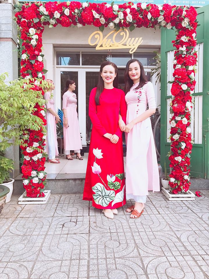 Cậy v&oacute;c d&aacute;ng si&ecirc;u mẫu, Tuyết Lan chẳng cần cao g&oacute;t l&ecirc;nh kh&ecirc;nh vẫn duy&ecirc;n d&aacute;ng trong t&agrave; &aacute;o d&agrave;i ăn hỏi  - Ảnh 2.