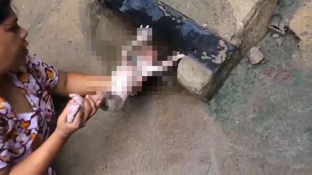 Ph&aacute;t hiện điều kỳ lạ dưới cống tho&aacute;t nước, người phụ nữ kh&ocirc;ng ngờ cứu được một mạng người - Ảnh 2.