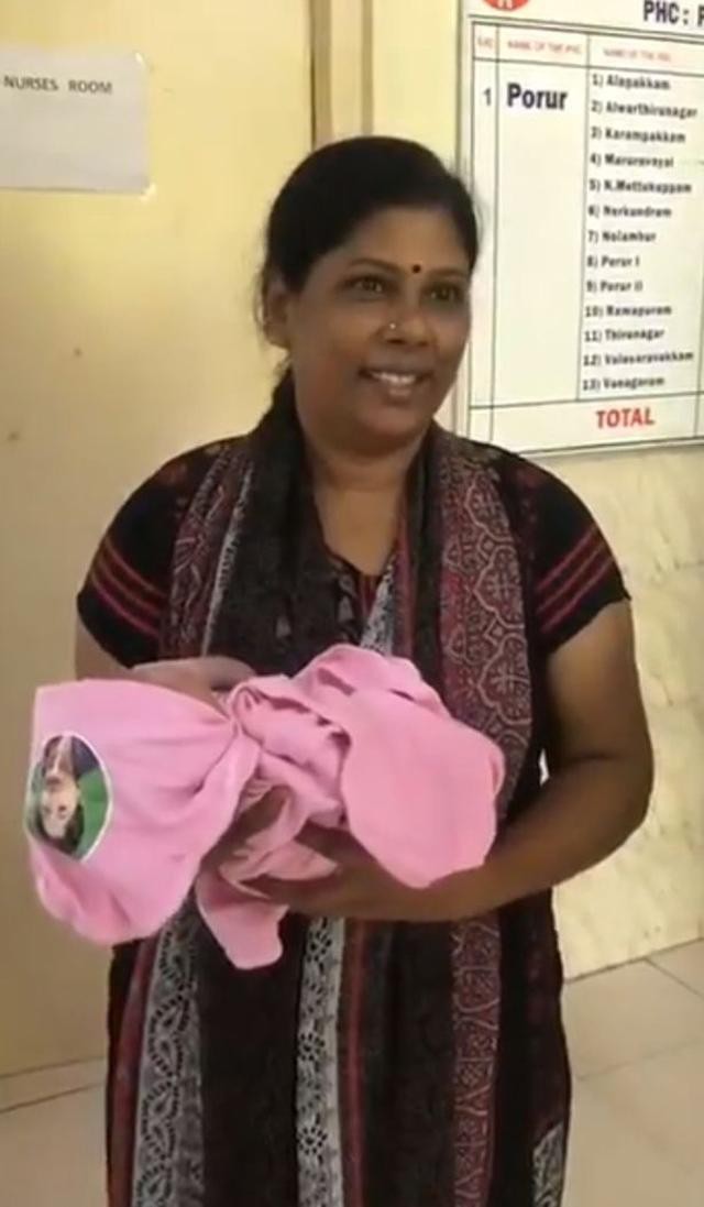 Ph&aacute;t hiện điều kỳ lạ dưới cống tho&aacute;t nước, người phụ nữ kh&ocirc;ng ngờ cứu được một mạng người - Ảnh 4.