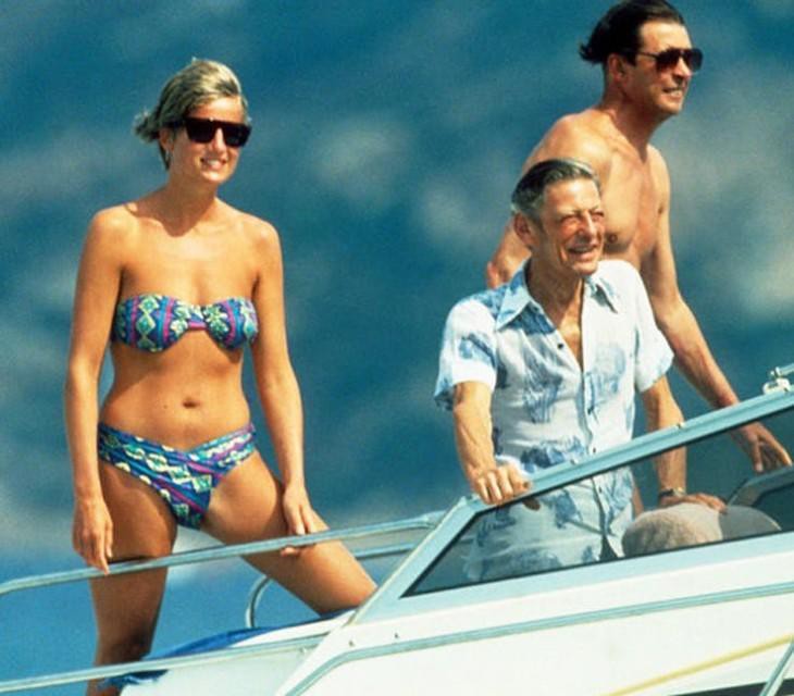 B&igrave;nh thường k&iacute;n đ&aacute;o thanh lịch, kh&ocirc;ng ngờ khi khoe d&aacute;ng với đồ bơi C&ocirc;ng nương Diana lại gợi cảm thế n&agrave;y - Ảnh 11.