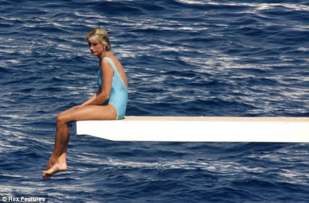 B&igrave;nh thường k&iacute;n đ&aacute;o thanh lịch, kh&ocirc;ng ngờ khi khoe d&aacute;ng với đồ bơi C&ocirc;ng nương Diana lại gợi cảm thế n&agrave;y - Ảnh 6.