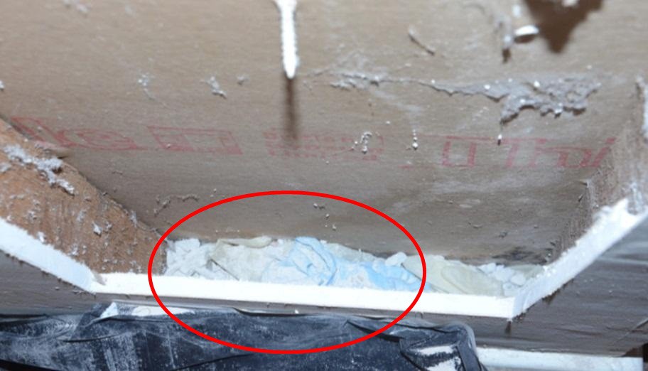 Sự thật khủng khiếp về h&agrave;ng chục đ&ocirc;i găng tay ẩn b&ecirc;n trong bức tường gần một thập kỷ v&agrave; &ldquo;qu&aacute;i vật&rdquo; t&igrave;nh dục lộ nguy&ecirc;n h&igrave;nh - Ảnh 1.