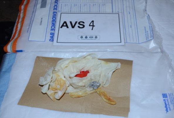 Sự thật khủng khiếp về h&agrave;ng chục đ&ocirc;i găng tay ẩn b&ecirc;n trong bức tường gần một thập kỷ v&agrave; &ldquo;qu&aacute;i vật&rdquo; t&igrave;nh dục lộ nguy&ecirc;n h&igrave;nh - Ảnh 2.